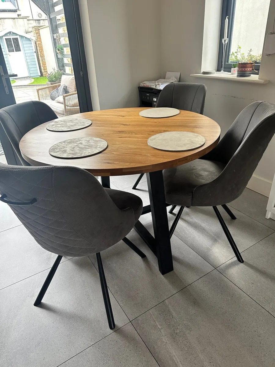 4 grey chairs - Image 1