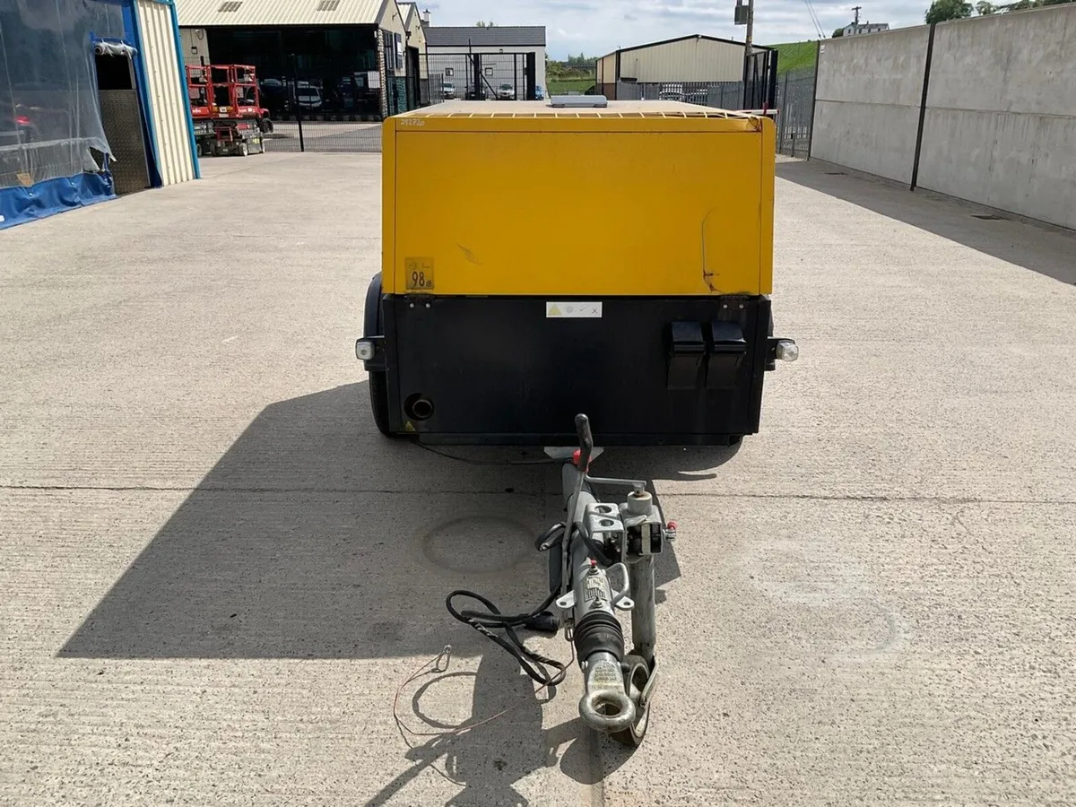 COMPAIR C76 3 TOOL FAST TOW ROAD COMPRESSOR - Image 3