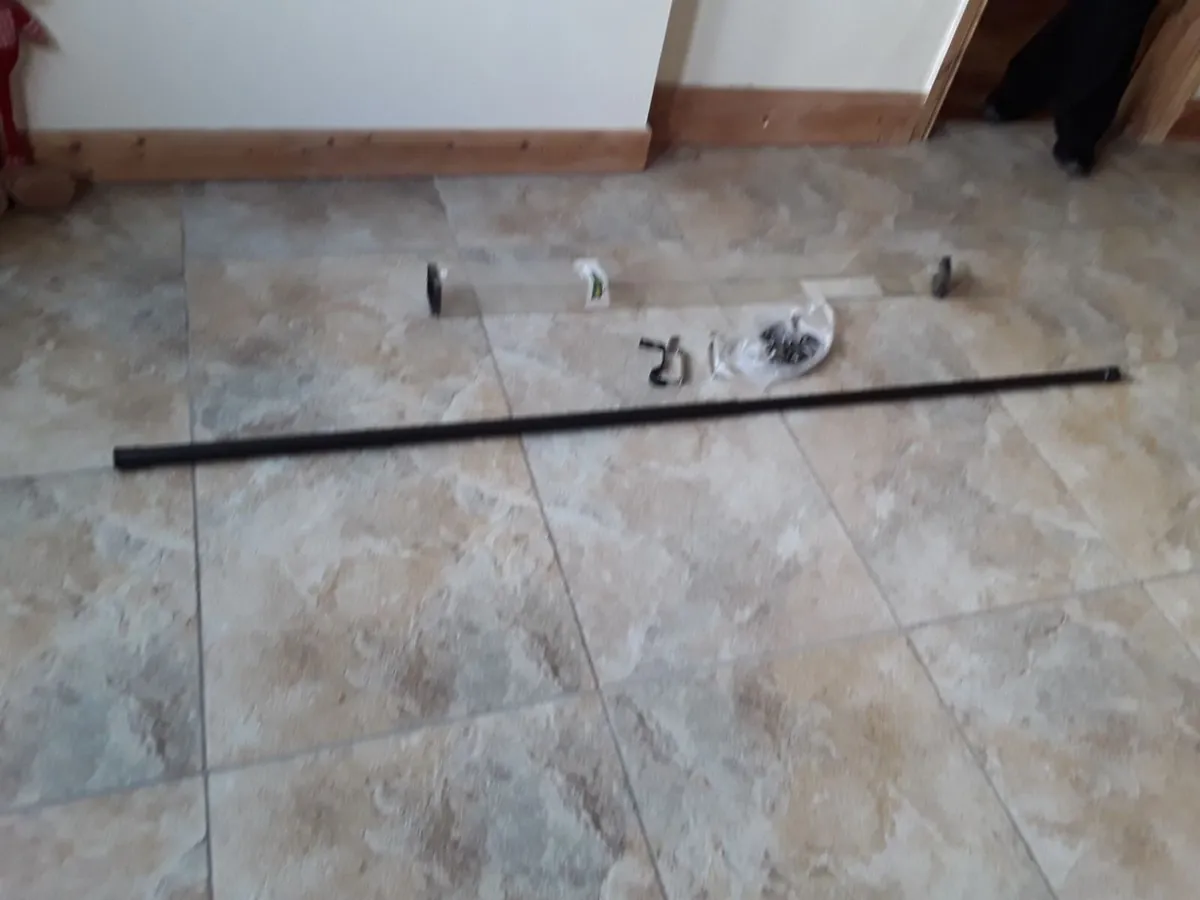 New black metal curtain pole - Image 1
