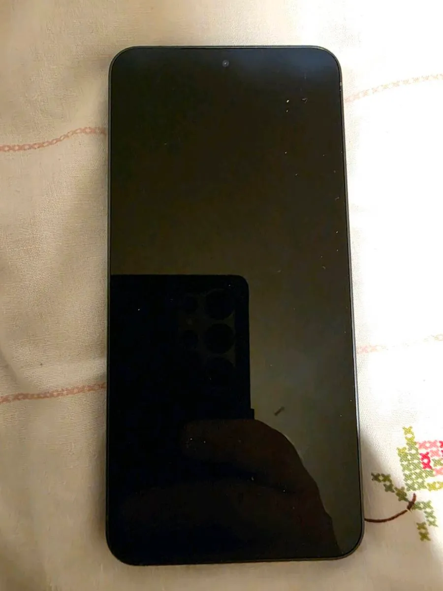 Galaxy s25 256g storage model 6 months old - Image 2