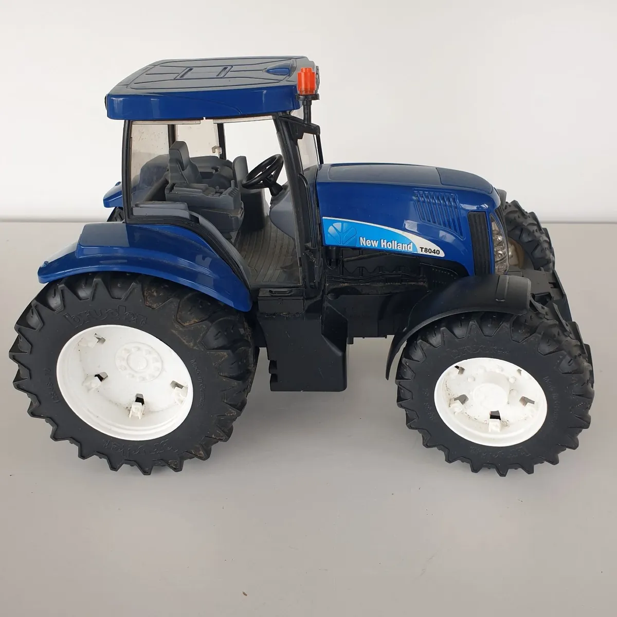 Bruder New Holland toy tractor 2004 - Image 1