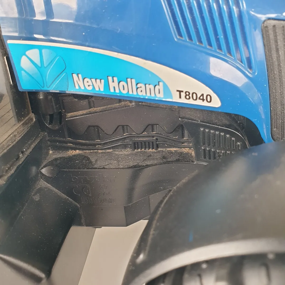 Bruder New Holland toy tractor 2004 - Image 2