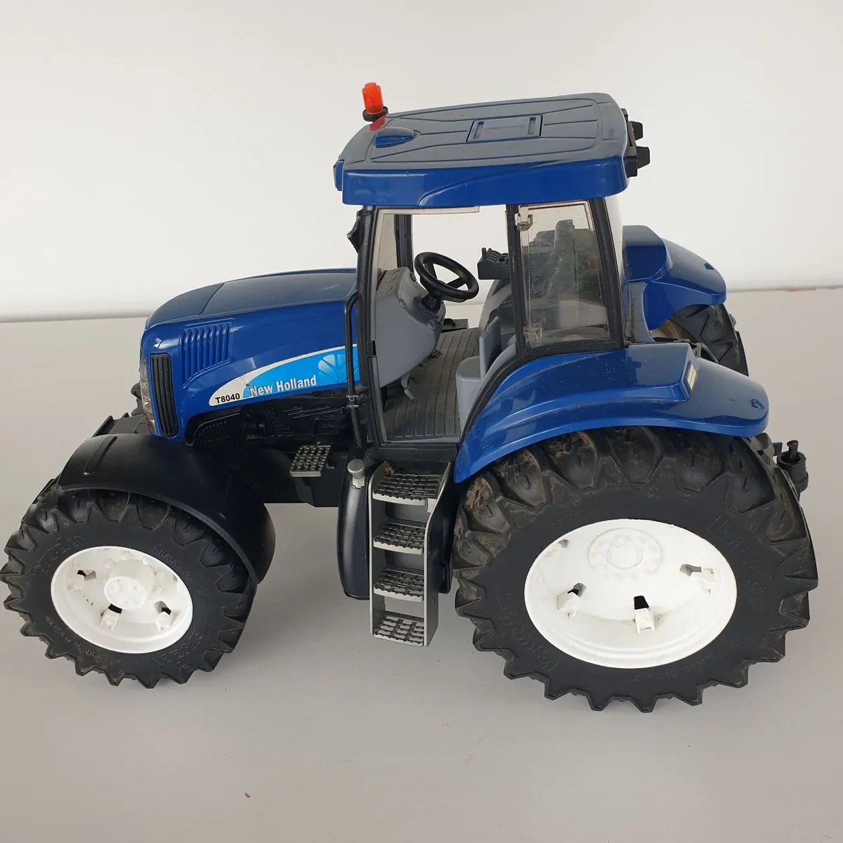 Bruder New Holland toy tractor 2004 - Image 4