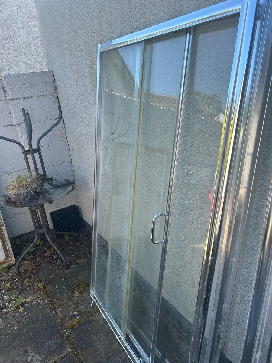 Shower Tray and Sliding Shower door + Glass pane - Image 2