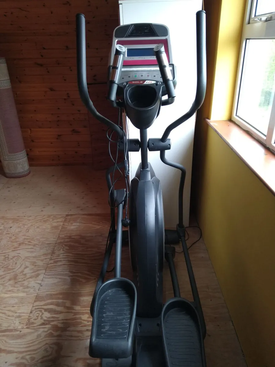 Sole E25 Cross Trainer/Elliptical Machine - Image 2