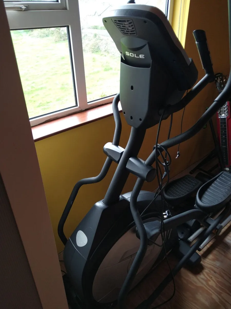 Sole E25 Cross Trainer/Elliptical Machine - Image 3