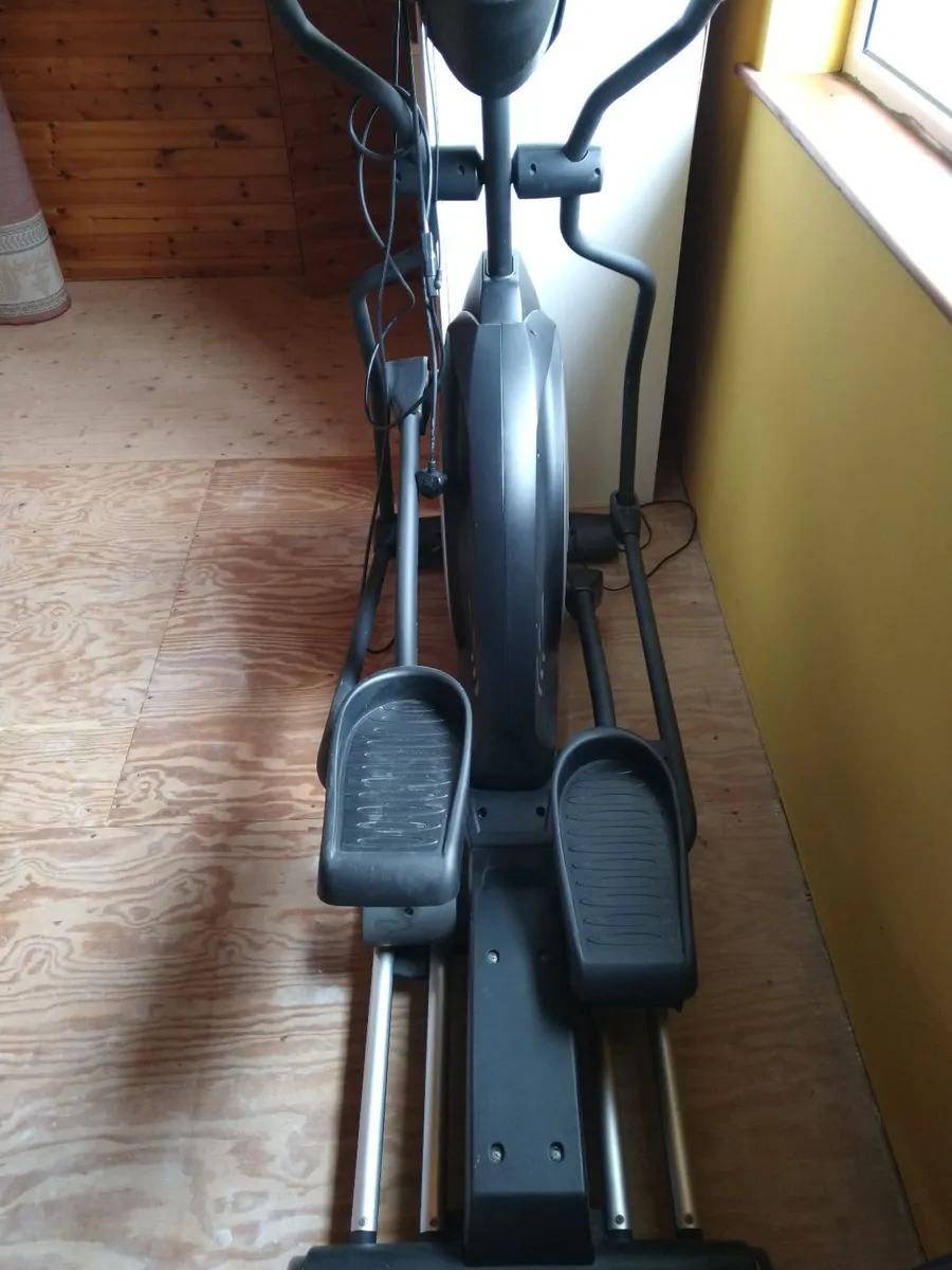 Sole E25 Cross Trainer/Elliptical Machine - Image 4