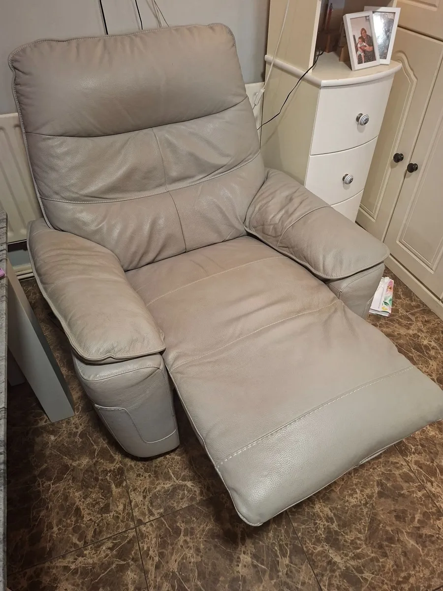 Recliner - Image 2