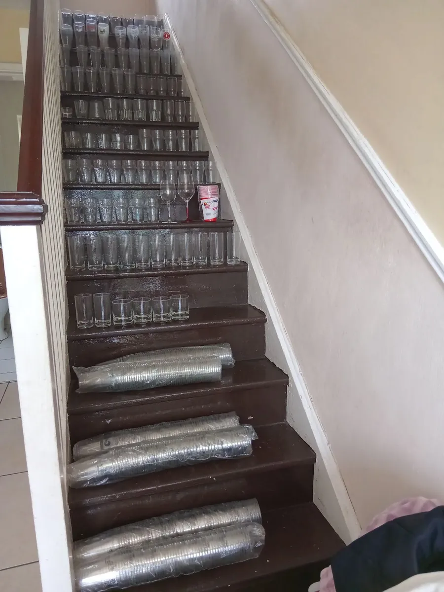 95 GLASSES & 300 NEW PLASTIC PINT GLASSES