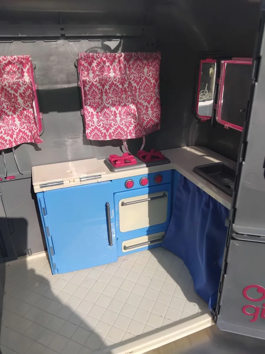 Dolls house/caravan - Image 1