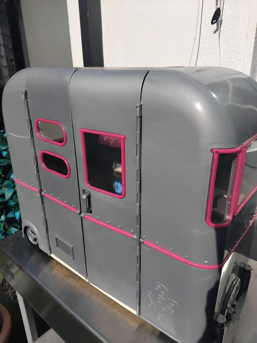 Dolls house/caravan - Image 2
