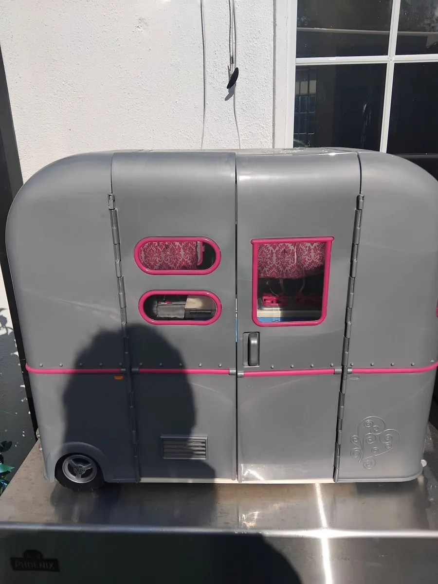Dolls house/caravan - Image 4