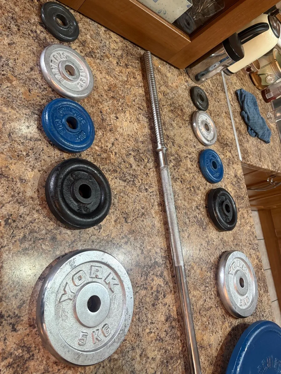 100KG OF METAL GYM WEIGHTS + 7KG SOLID STEEL BAR! - Image 4