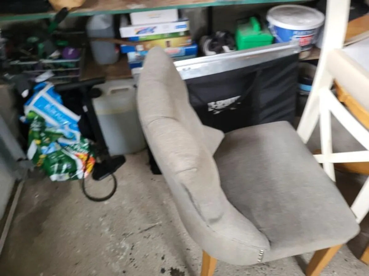Kitchen Table and 4 chairs - Image 2