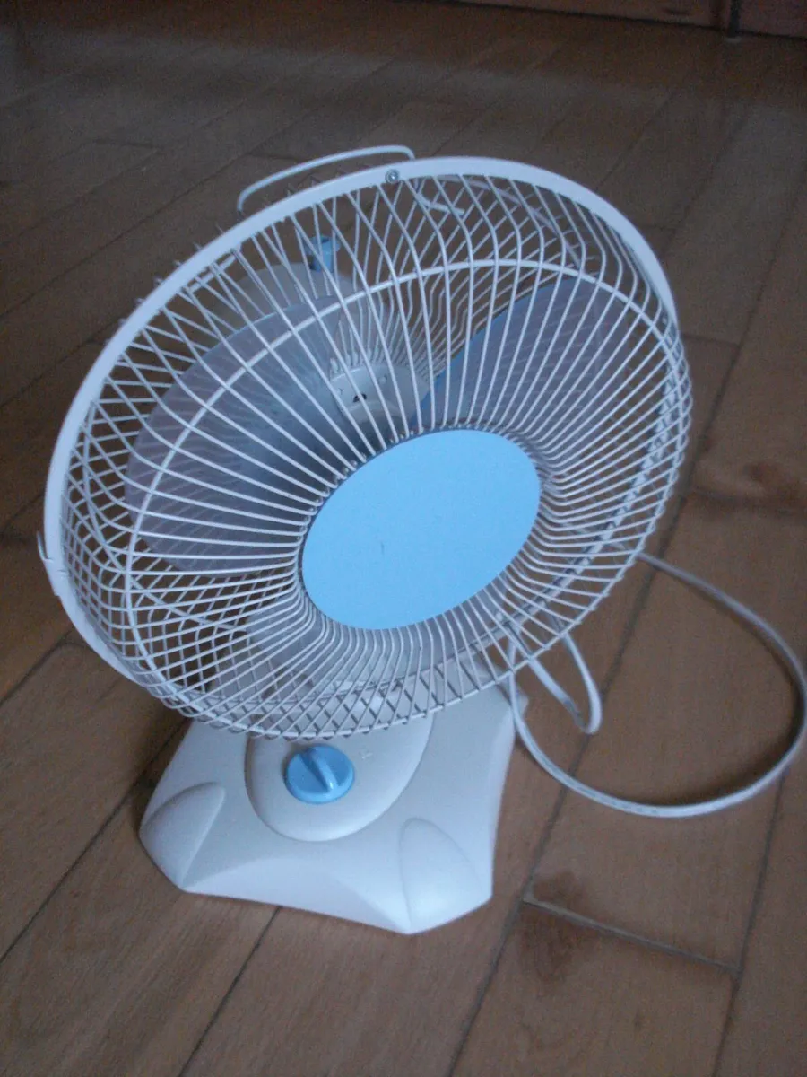 ELECTRIC DESK FAN. 9 INCH WHITE/BLUE. - Image 2