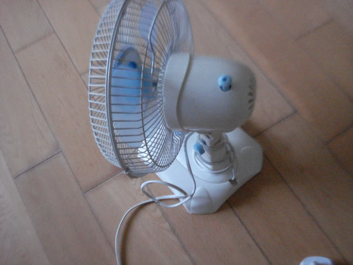 ELECTRIC DESK FAN. 9 INCH WHITE/BLUE. - Image 3