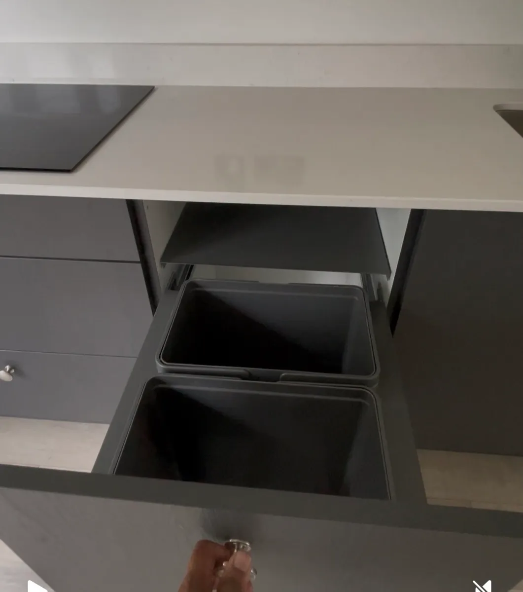Bin drawer - Image 1