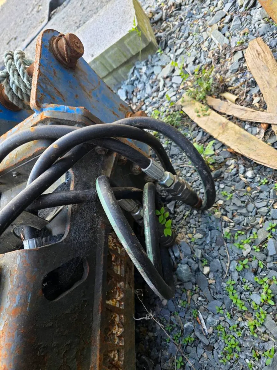 Hammer 5 to 7 ton hydraulic breaker for sale - Image 2