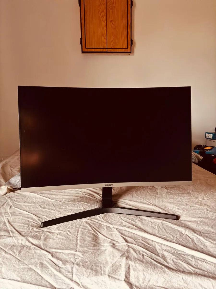 Samsung 1500r curved monitor - Image 1