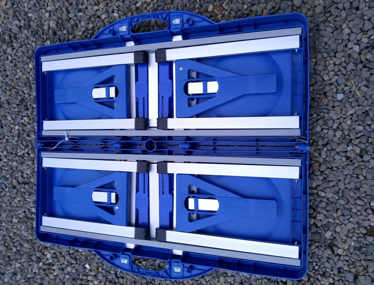 Foldable camping table and seats - Image 3