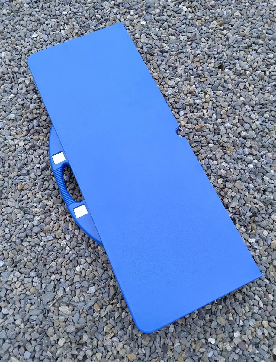 Foldable camping table and seats - Image 4
