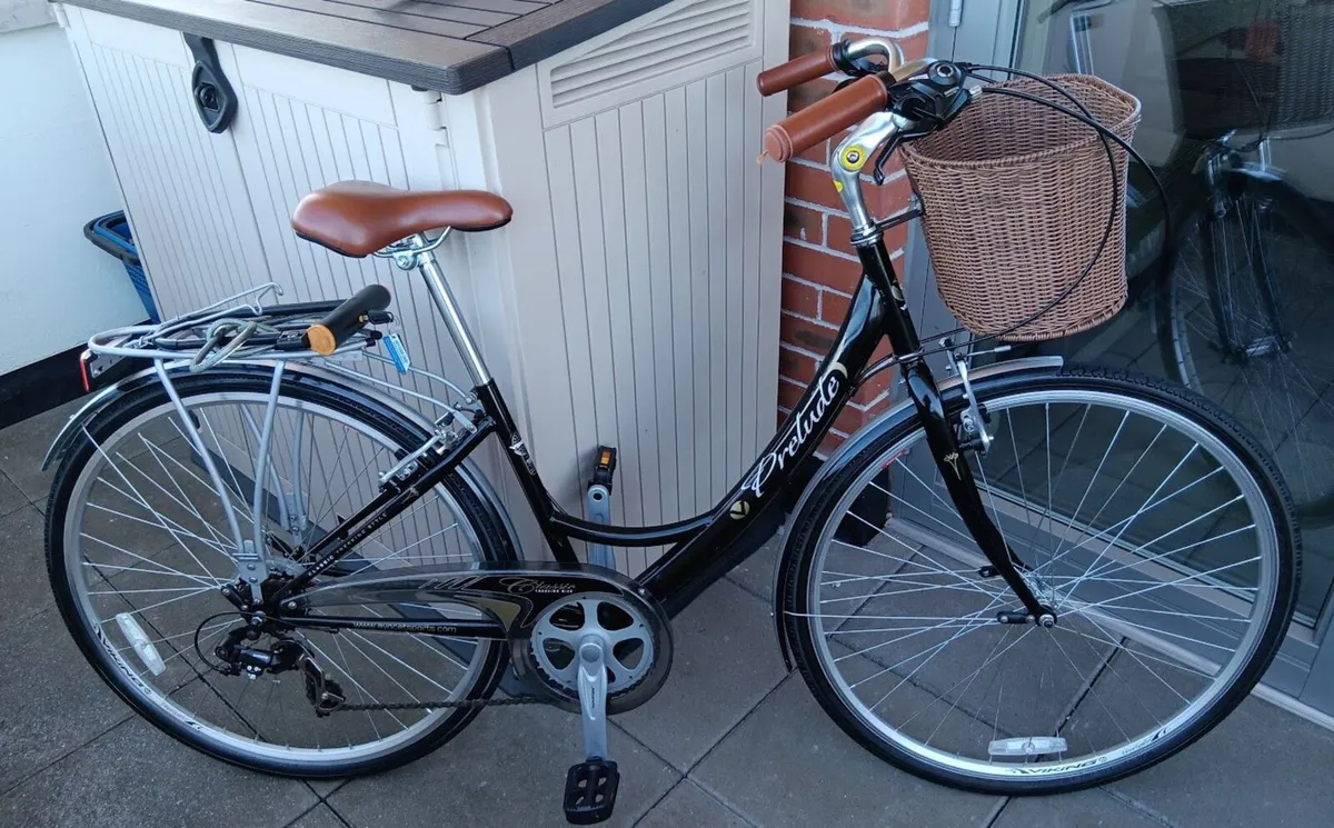 Ladies treking city bike comes with lock & cable - Image 1