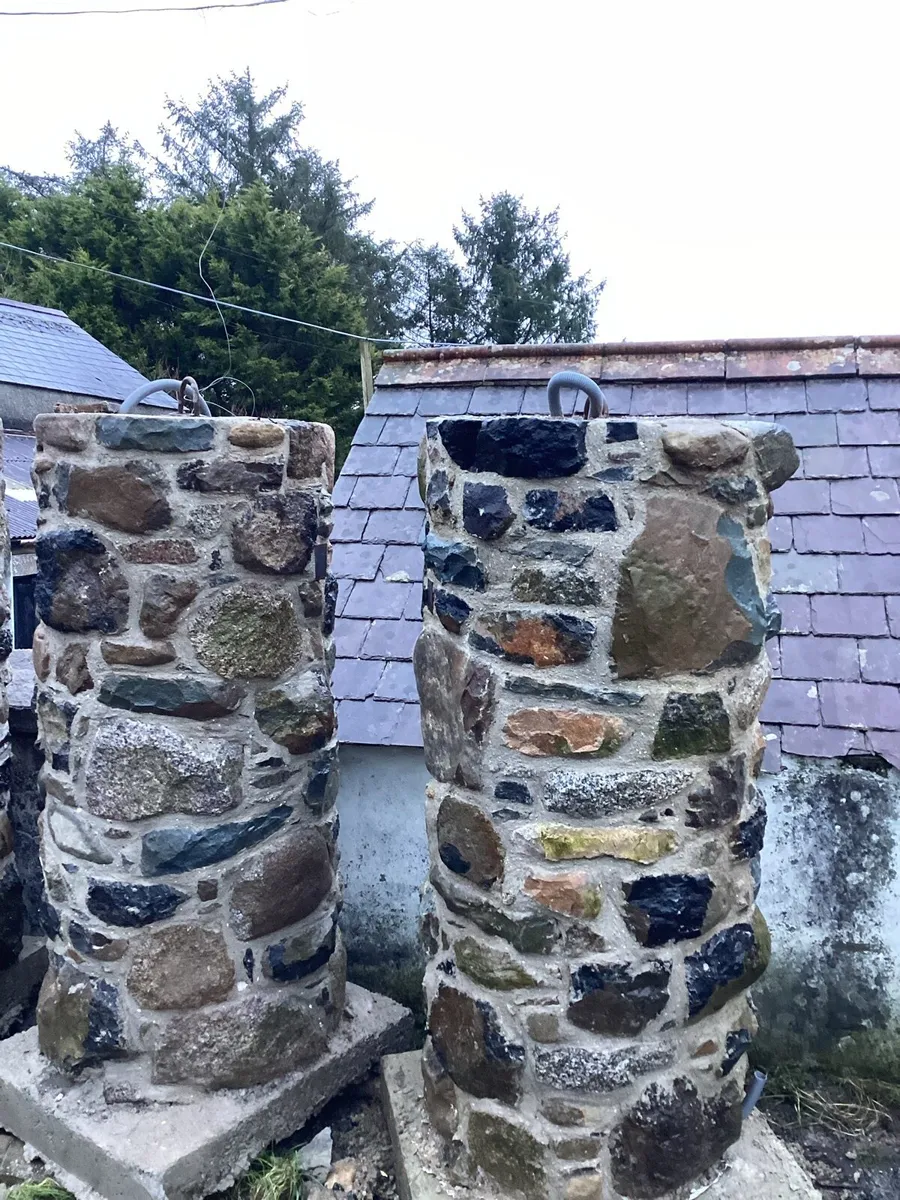 Stone pillars - Image 2