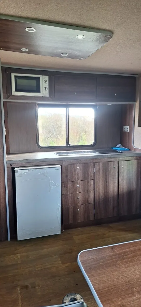 STUNNING TRUCK W/LUXURY LIVING - Image 3