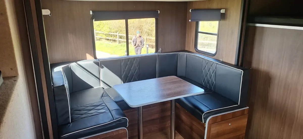 STUNNING TRUCK W/LUXURY LIVING - Image 4