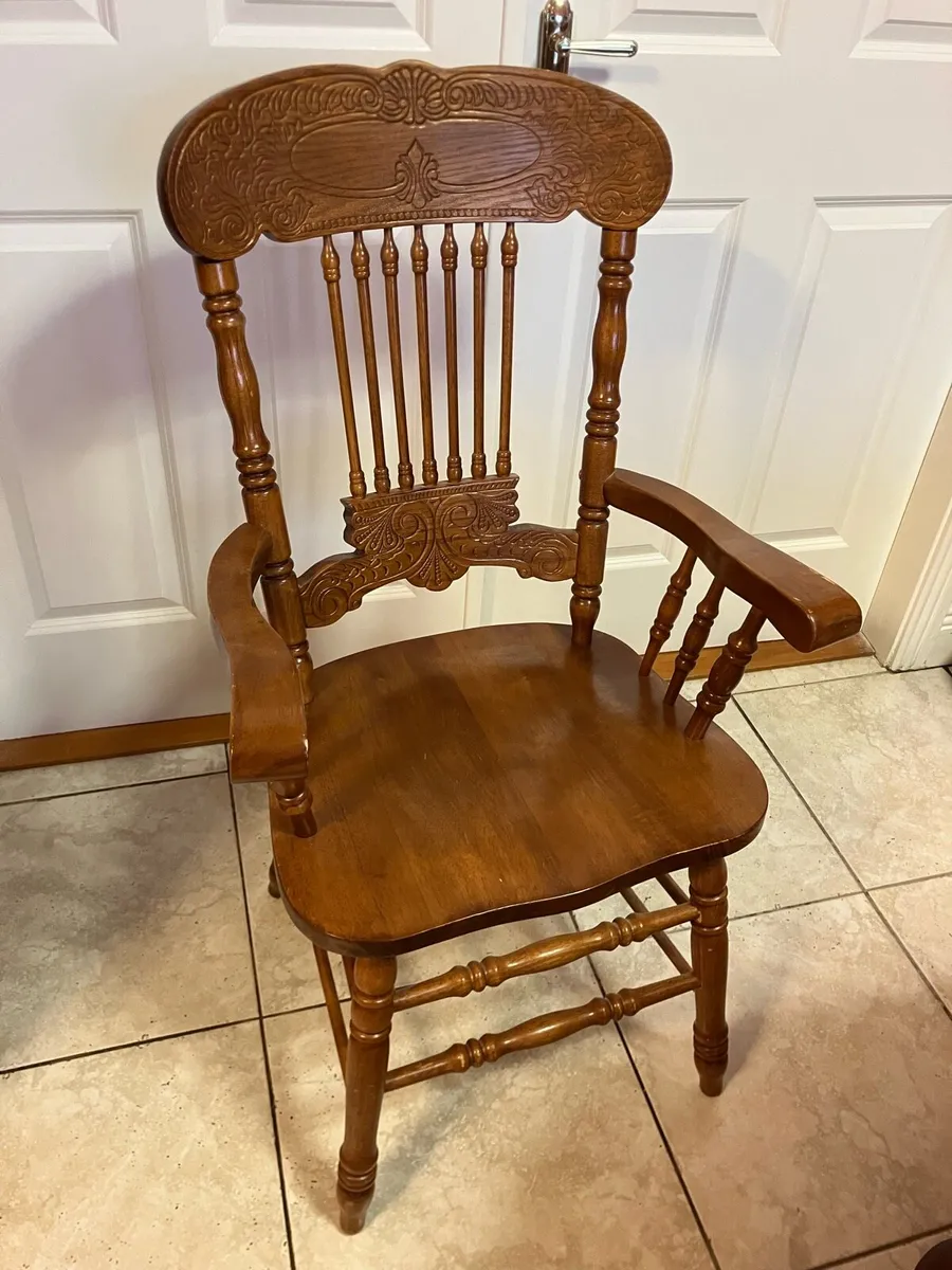Extendable Dining table and 6 chairs - Image 3