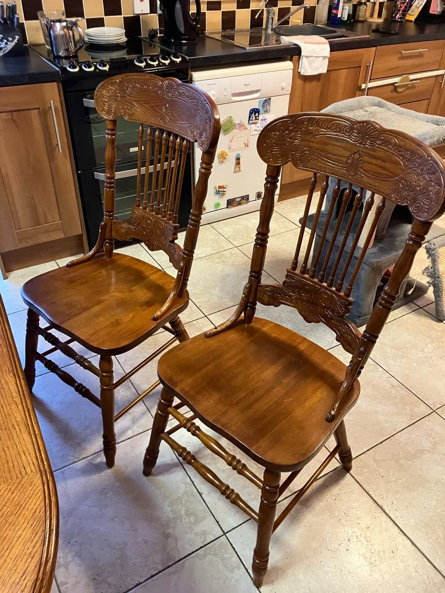 Extendable Dining table and 6 chairs - Image 4