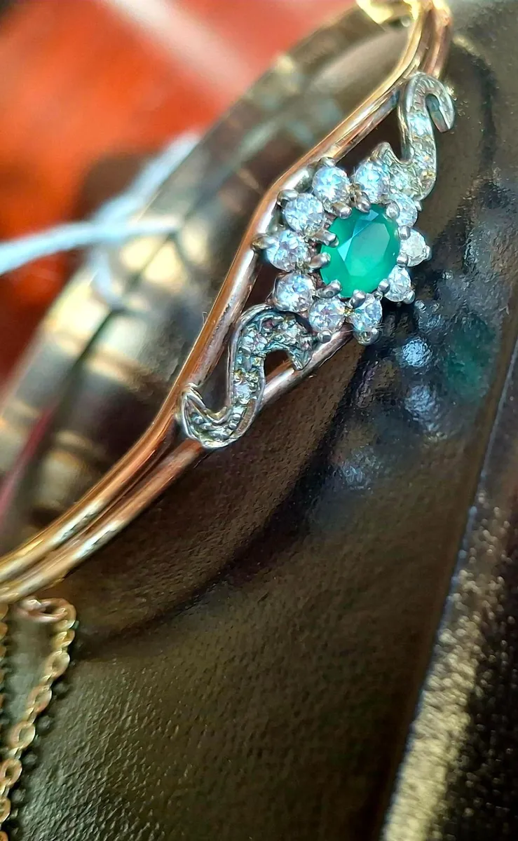 Exquisite 9ct Gold Emerald & Diamond Bangle - Image 2