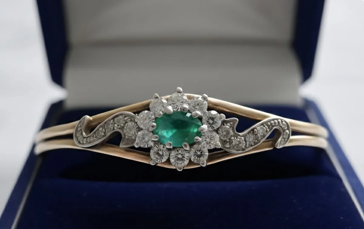 Exquisite 9ct Gold Emerald & Diamond Bangle - Image 4