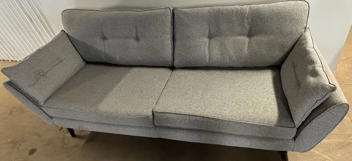 4 seater Couch - Image 1