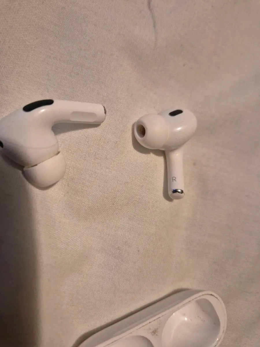 Apple AirPods Pro 2nd Generati - Image 2