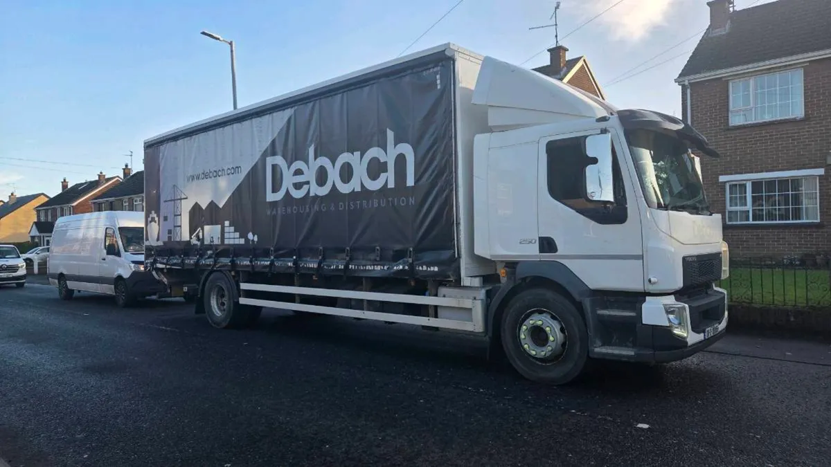2017 Volvo 250 curtainsider - Image 2