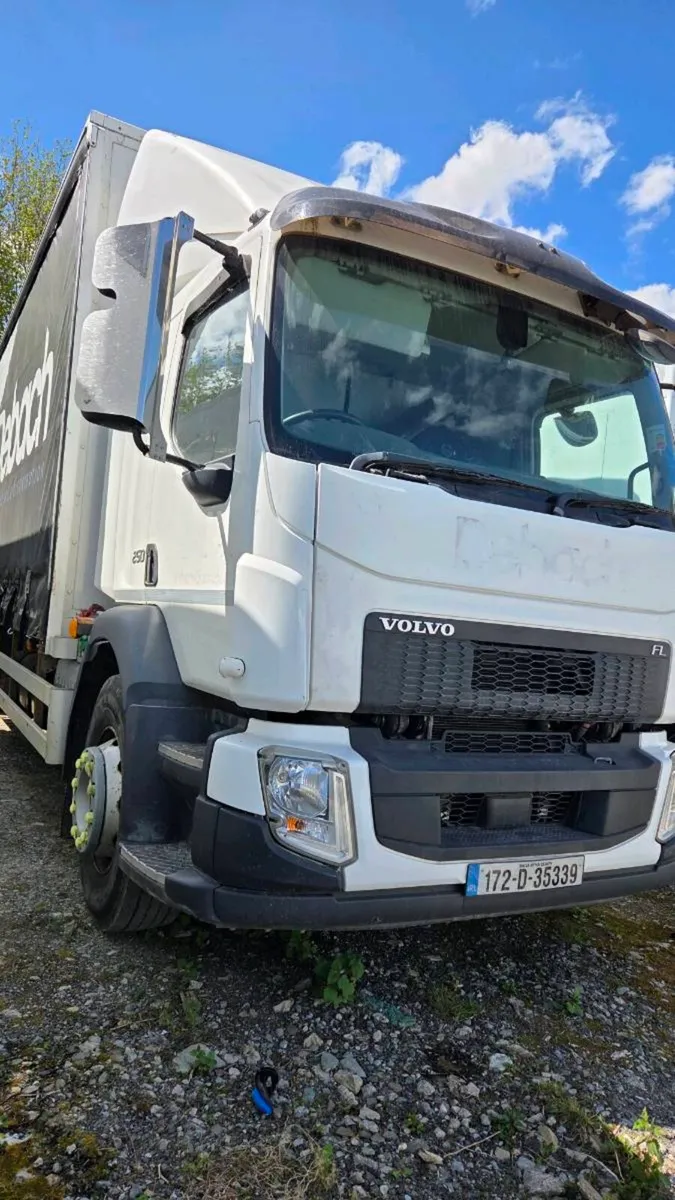 2017 Volvo 250 curtainsider - Image 1