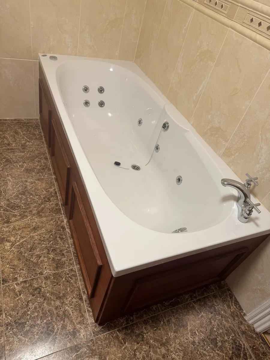 Vogue Jacuzzi bath - Image 1