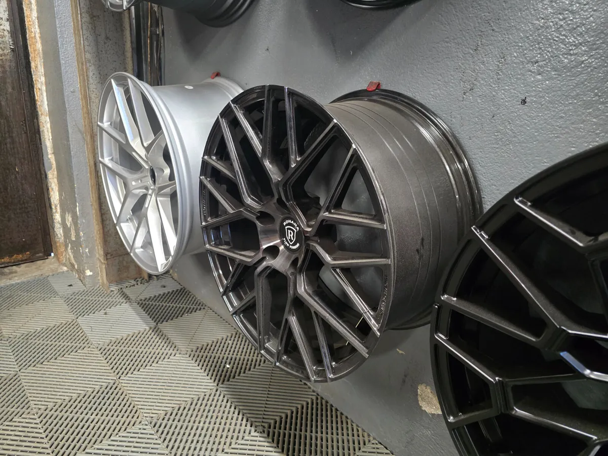 **Special** 19" Rohana RFX10