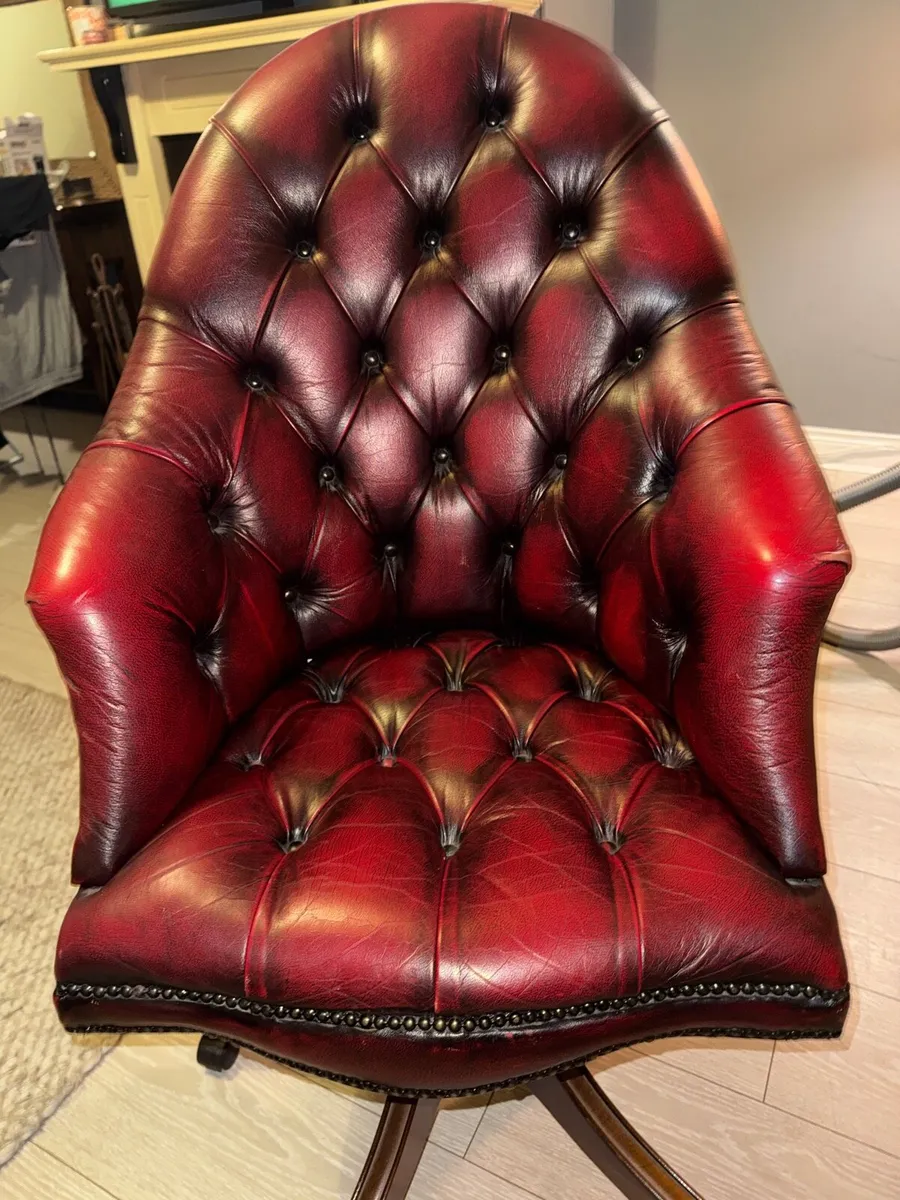 Chesterfield Swivel office chair - Mint condition - Image 1