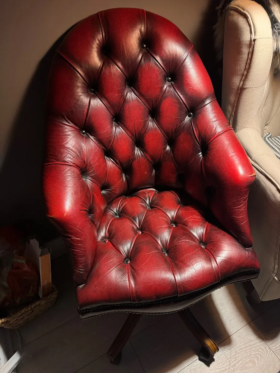 Chesterfield Swivel office chair - Mint condition - Image 2