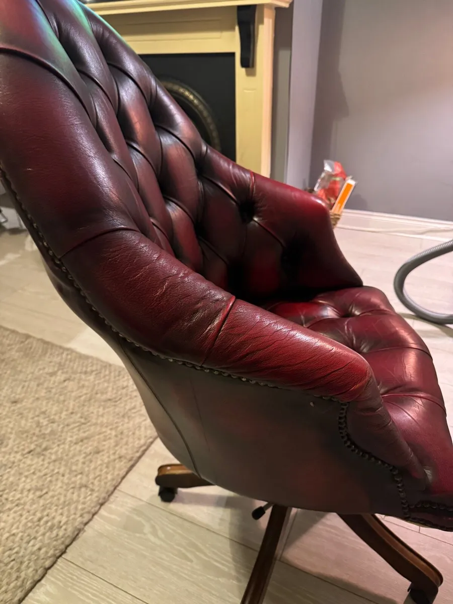 Chesterfield Swivel office chair - Mint condition - Image 4