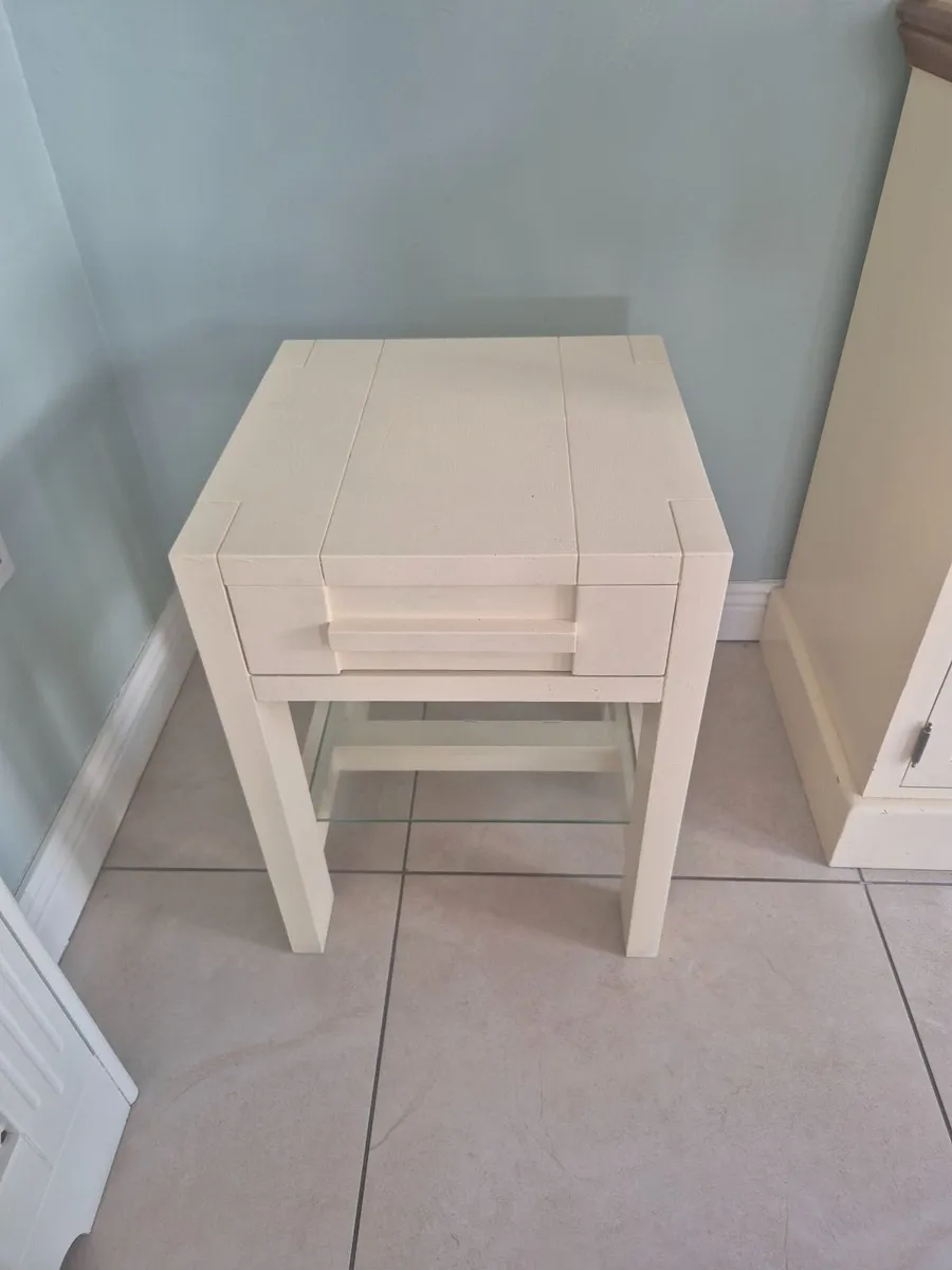 2 Kitchen side tables