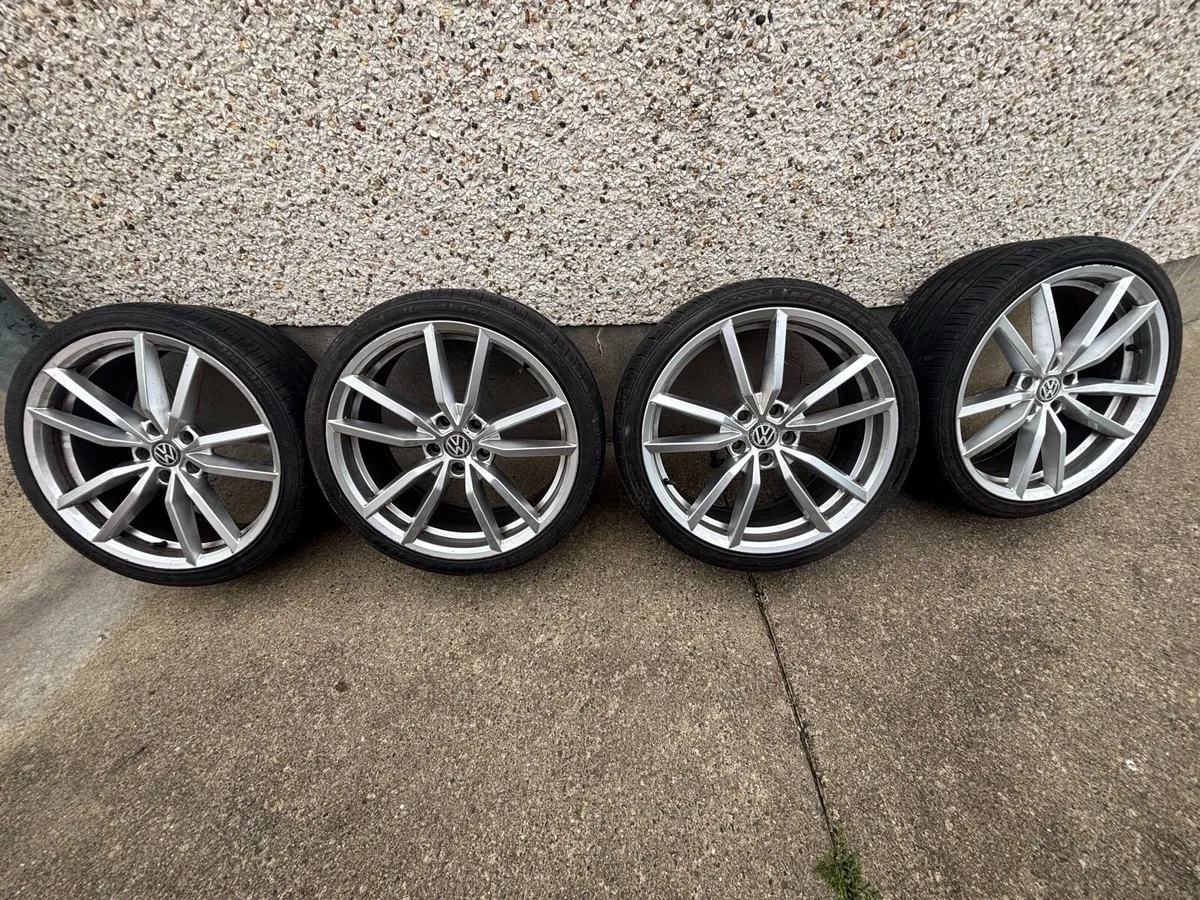 19” 8J PRETORIA SILVER ALLOY WHEELS - Image 1