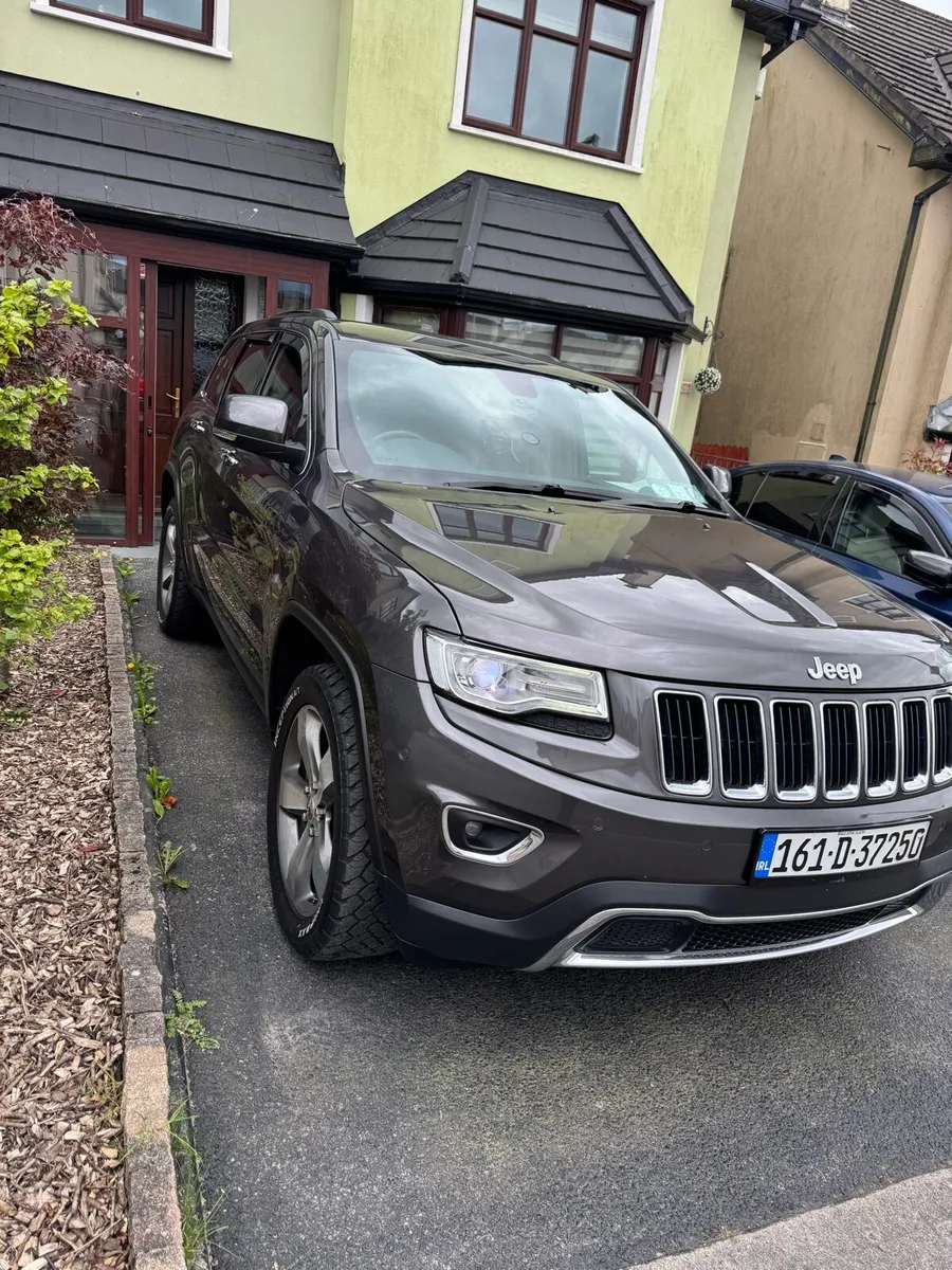 Crew Cab Jeep Grand Cherokee Limited 4X4 - Image 1