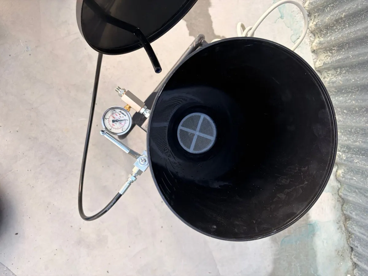 Airless diaphragm sprayer with electric motor - Image 2