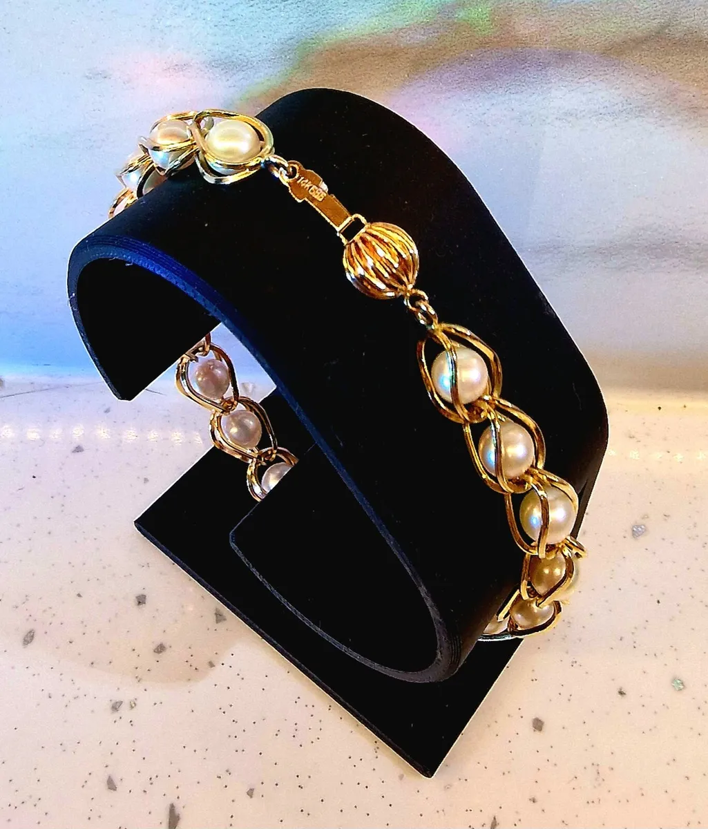 14 Carat Yellow Gold  Pearl Bracelet 12.6 Grams - Image 3