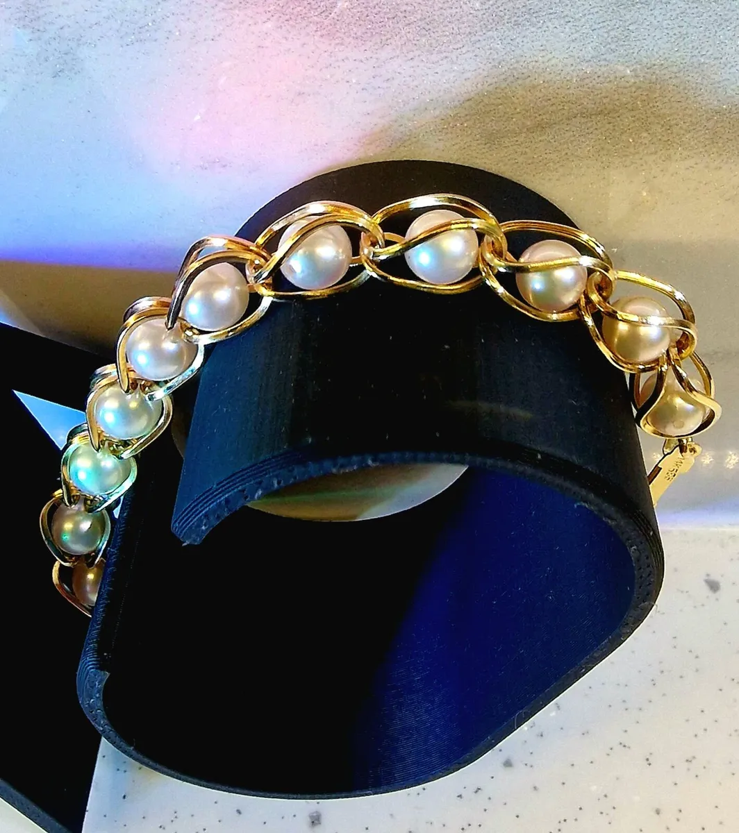 14 Carat Yellow Gold  Pearl Bracelet 12.6 Grams - Image 4