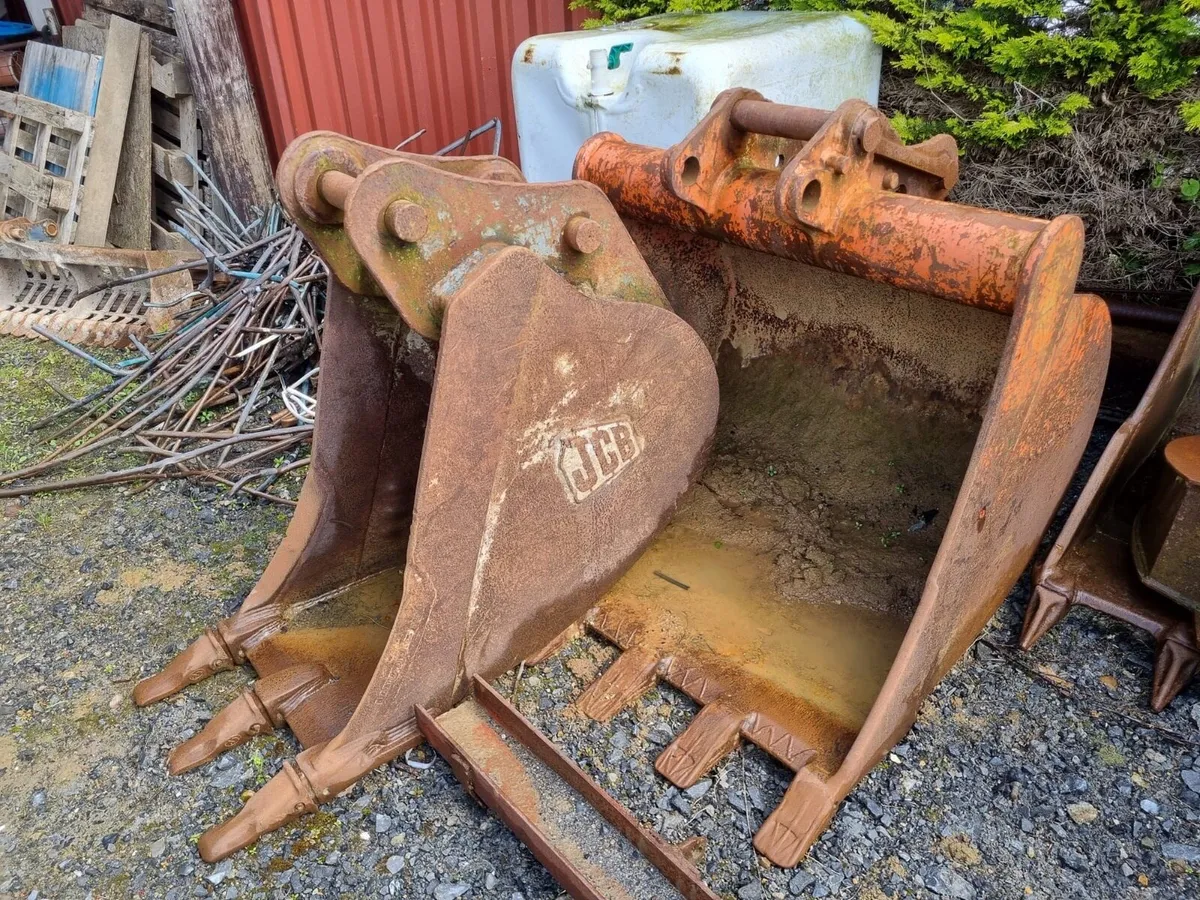 Buckets and rock breaker - Image 2