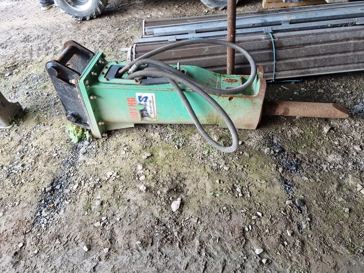 Buckets and rock breaker - Image 3